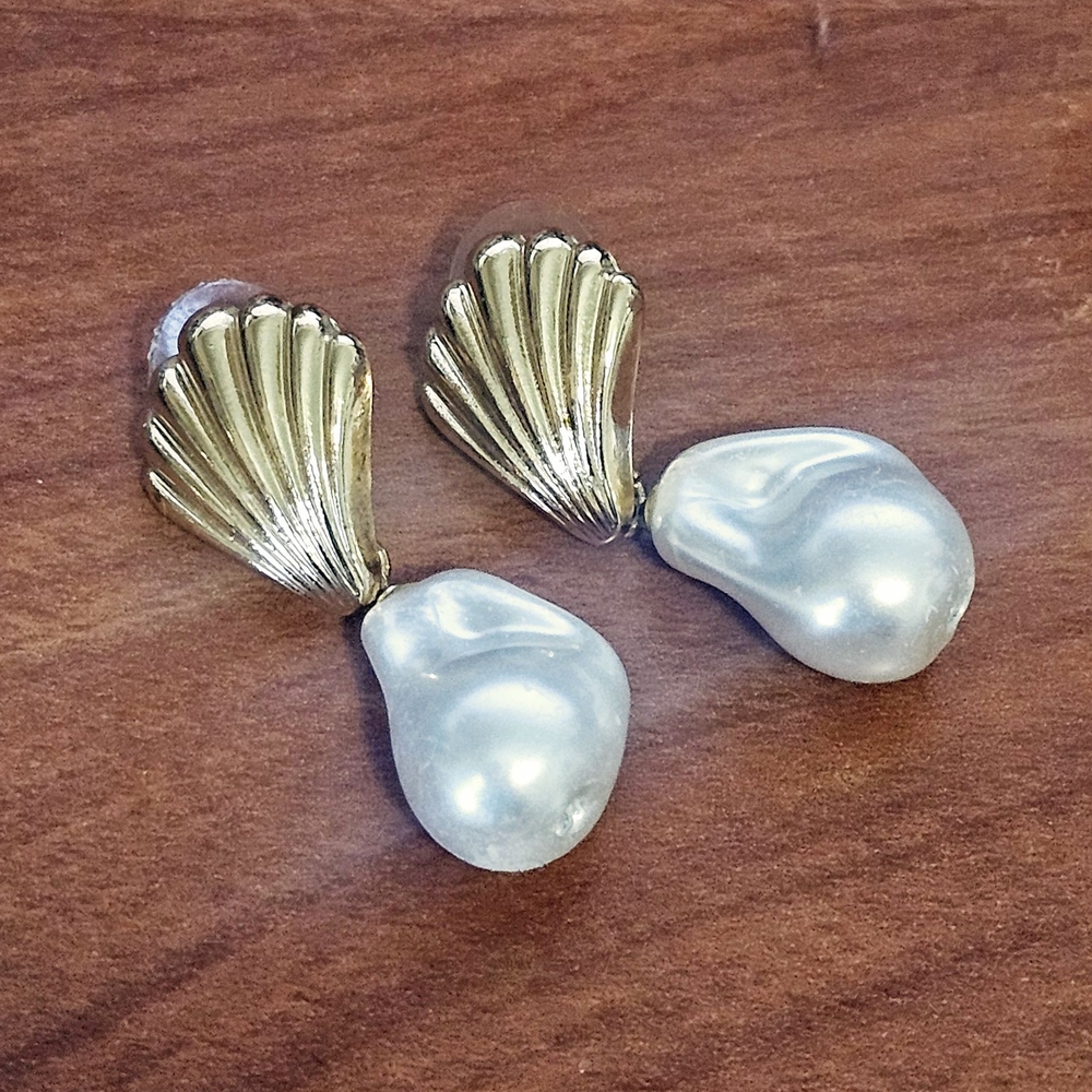 Elegant Gold and Pearl Drop Earrings